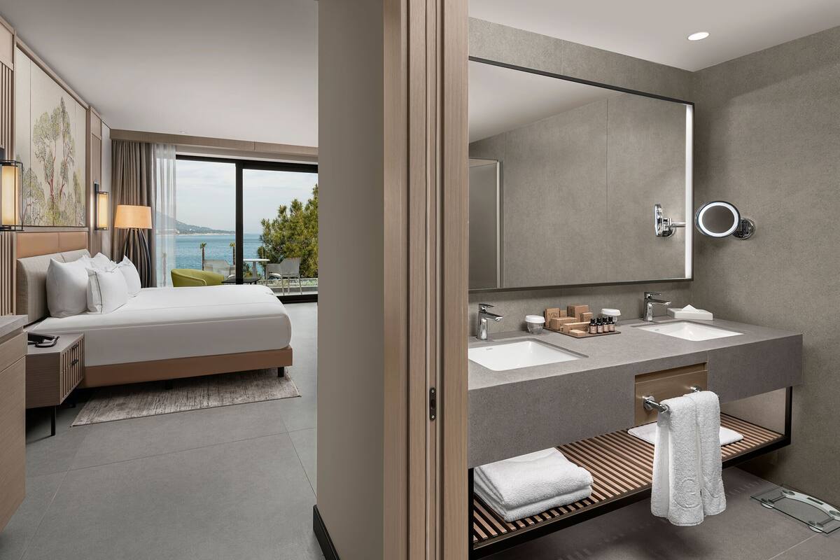 Deluxe Family Room Unique Sea | 浴室 | 淋浴设施、免费洗浴用品、吹风机、浴袍