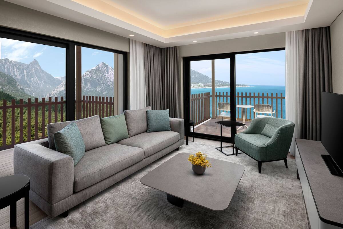 Corner Suite Unique Sea View | 起居区 | 32-英寸液晶电视（配备卫星频道）、电视、玩具
