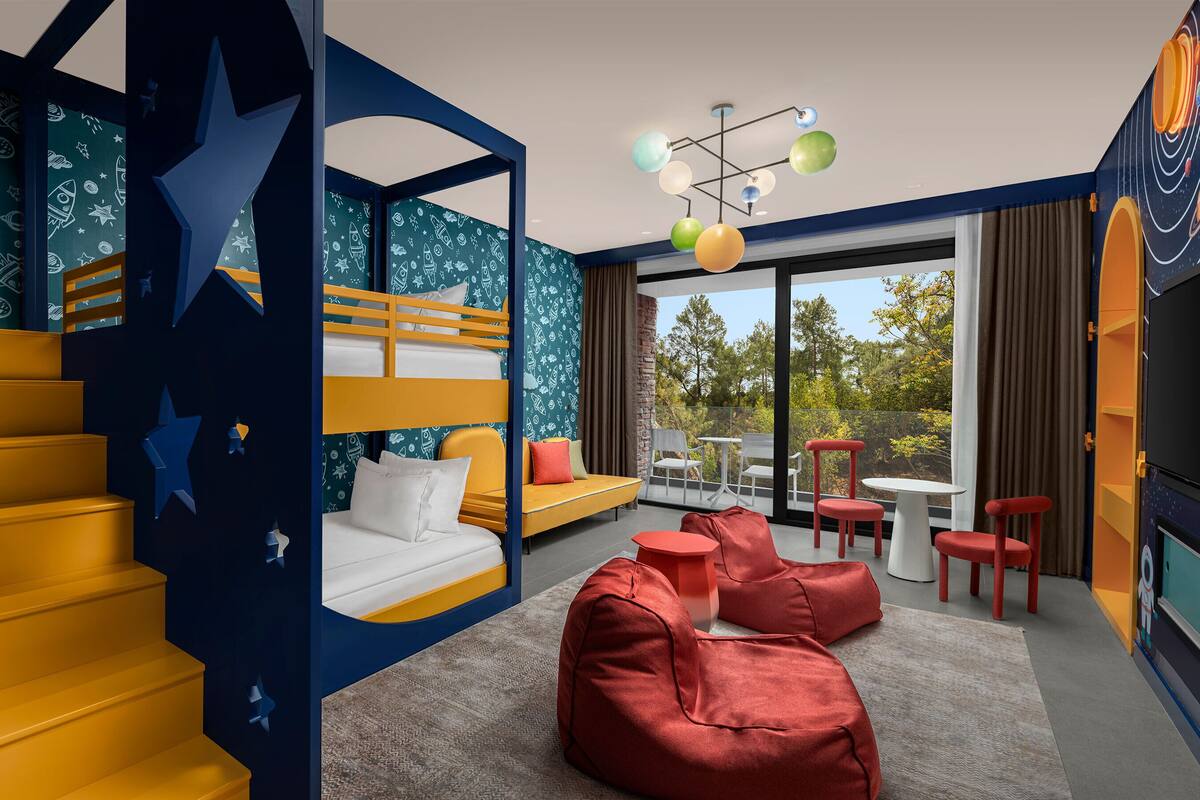 Thema Deluxe Family Room | 起居区 | 32-英寸液晶电视（配备卫星频道）、电视、玩具