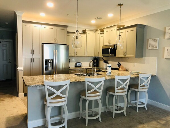 Fridge, microwave, oven, stovetop - Tupelo Bay unit 1007 4 Bedroom 3 Bath Villa (Garden City)