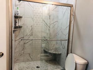 Combined shower/bathtub, hair dryer - Tupelo Bay unit 1007 4 Bedroom 3 Bath Villa (Garden City)