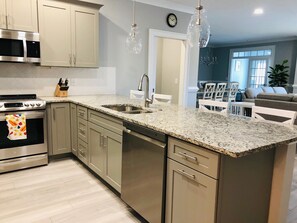 Fridge, microwave, oven, stovetop - Tupelo Bay unit 1007 4 Bedroom 3 Bath Villa (Garden City)