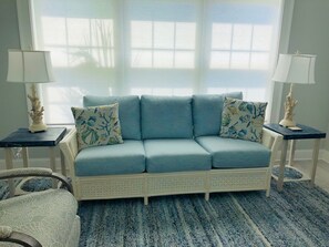 TV - Tupelo Bay unit 1007 4 Bedroom 3 Bath Villa (Garden City)