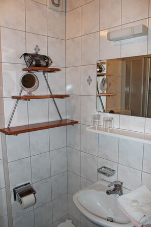 Chuveiro, secador de cabelo, toalhas de banho