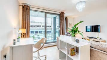 Apartment | Living area | 30-inch Smart TV with cable channels, TV, Netflix