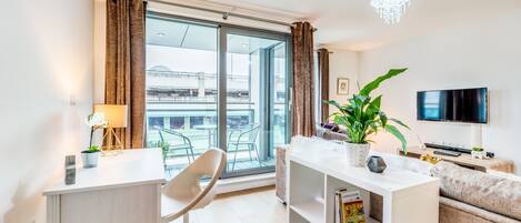 アパートメント | リビング エリア | 30 インチのスマートテレビ (ケーブル放送視聴可)、テレビ、Netflix