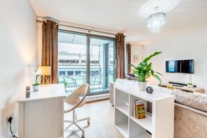 Apartment | Living area | 30-inch Smart TV with cable channels, TV, Netflix - Paladin Place (Redhill)