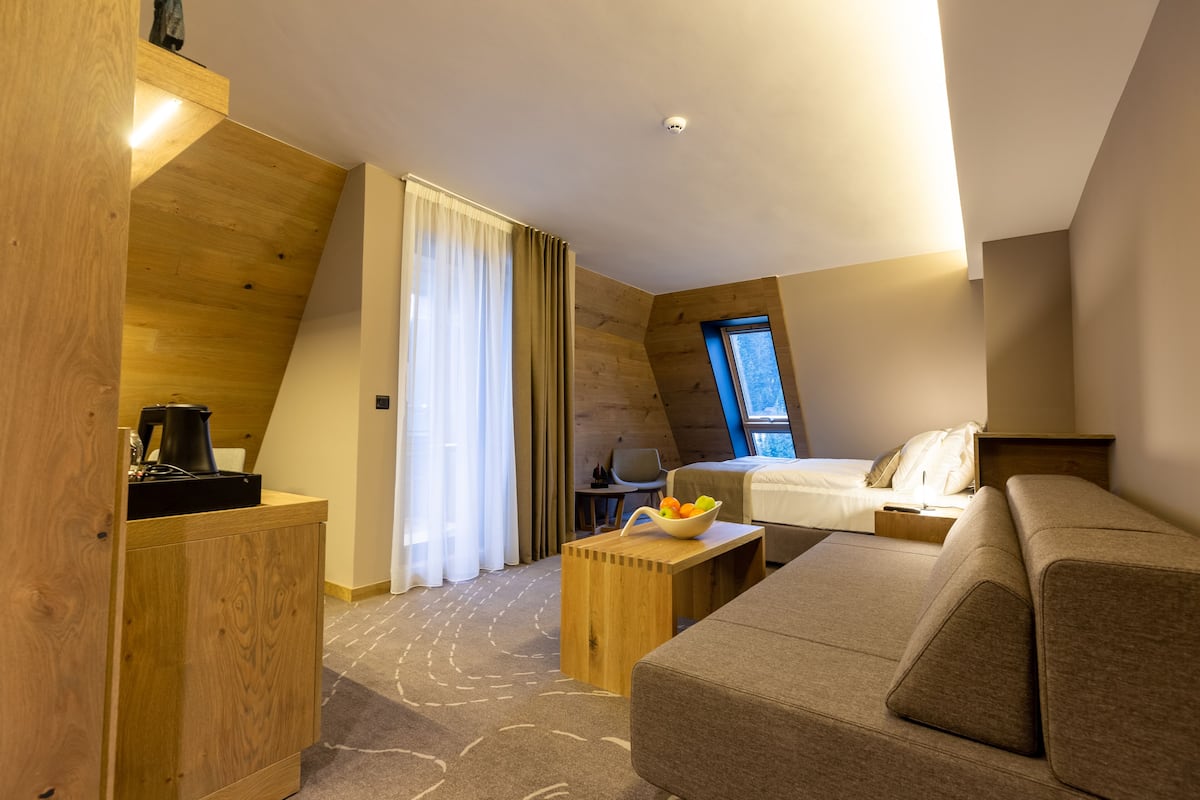 Junior-Dreibettzimmer | Daunenbettdecken, Betten mit Memory-Foam-Matratzen, Minibar, Zimmersafe