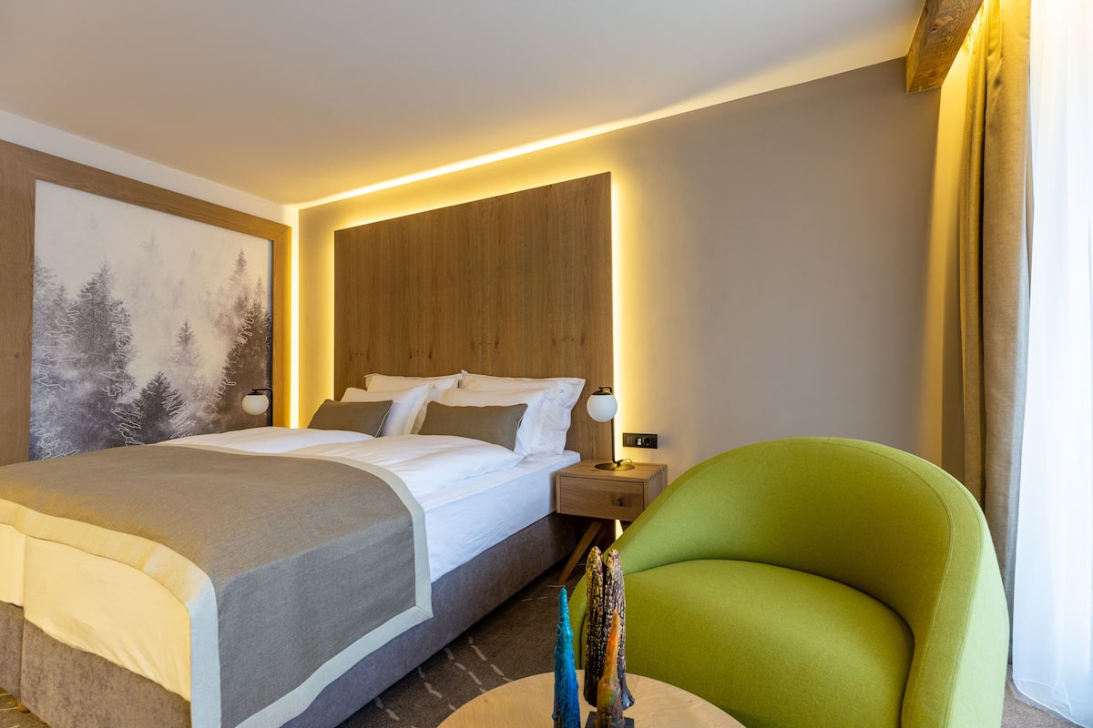 Superior-Doppel- oder -Zweibettzimmer | Daunenbettdecken, Betten mit Memory-Foam-Matratzen, Minibar, Zimmersafe
