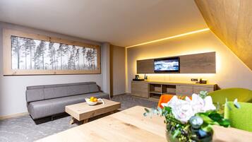 Kolmen hengen deluxe-huone | Untuvapeitot, memory foam -patjalliset sängyt, minibaari