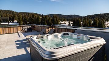 Studio Suite Royal | Selimut bulu angsa, busa memori, minibar, dan brankas