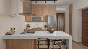 Una cucina moderna con isola centrale, elettrodomestici in acciaio inossidabile e mobili in legno.