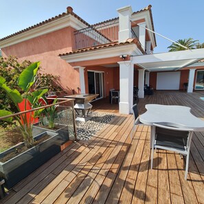 تناول الطعام بالخارج