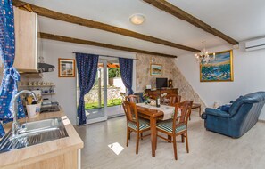 Chalet | Private kitchen | Fridge, microwave, oven, stovetop