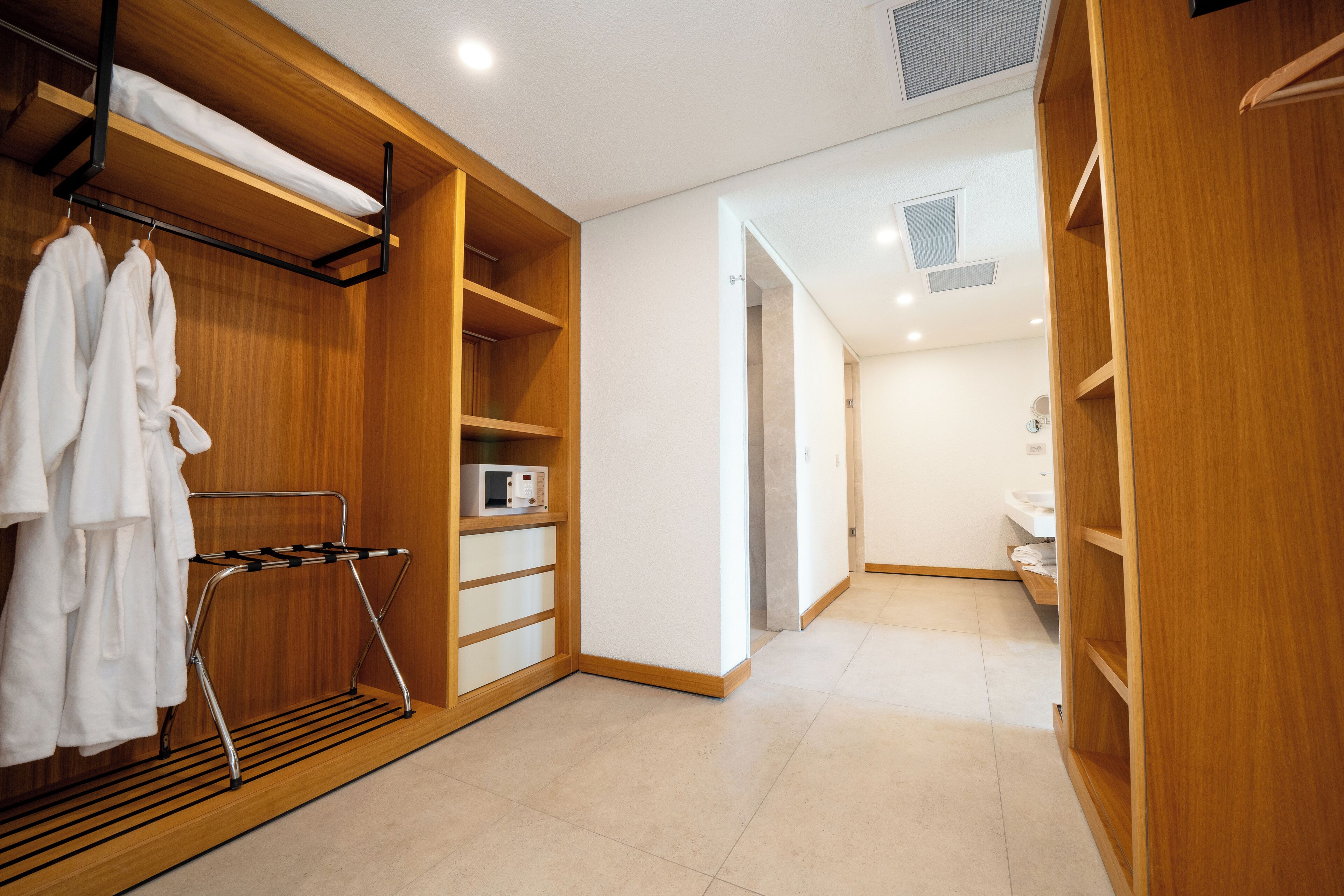 1 bedroom, hypo-allergenic bedding, free minibar, in-room safe