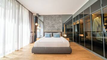 Vila Premium | Seprai antialergi, minibar gratis, brankas, dan meja kerja