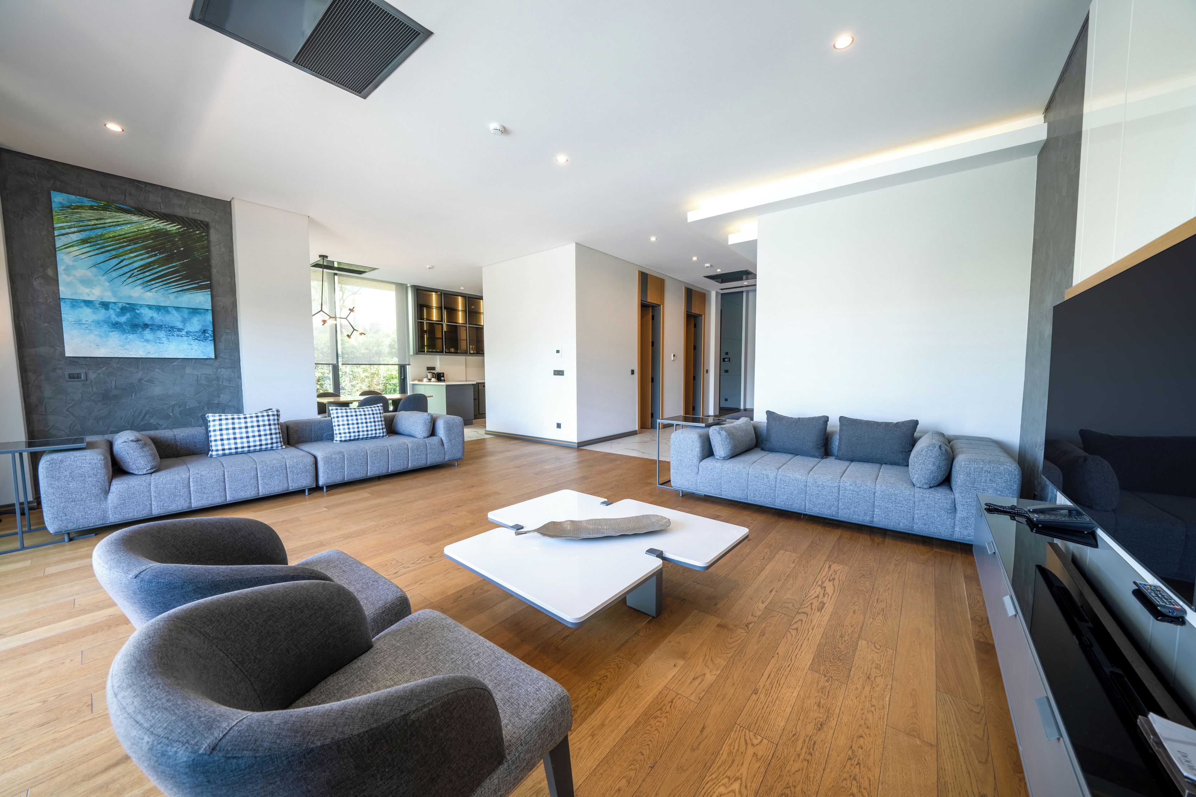 Villa – grand | Oppholdsområde | En 43-tommers smart-TV med kabel-kanaler samt TV og leker