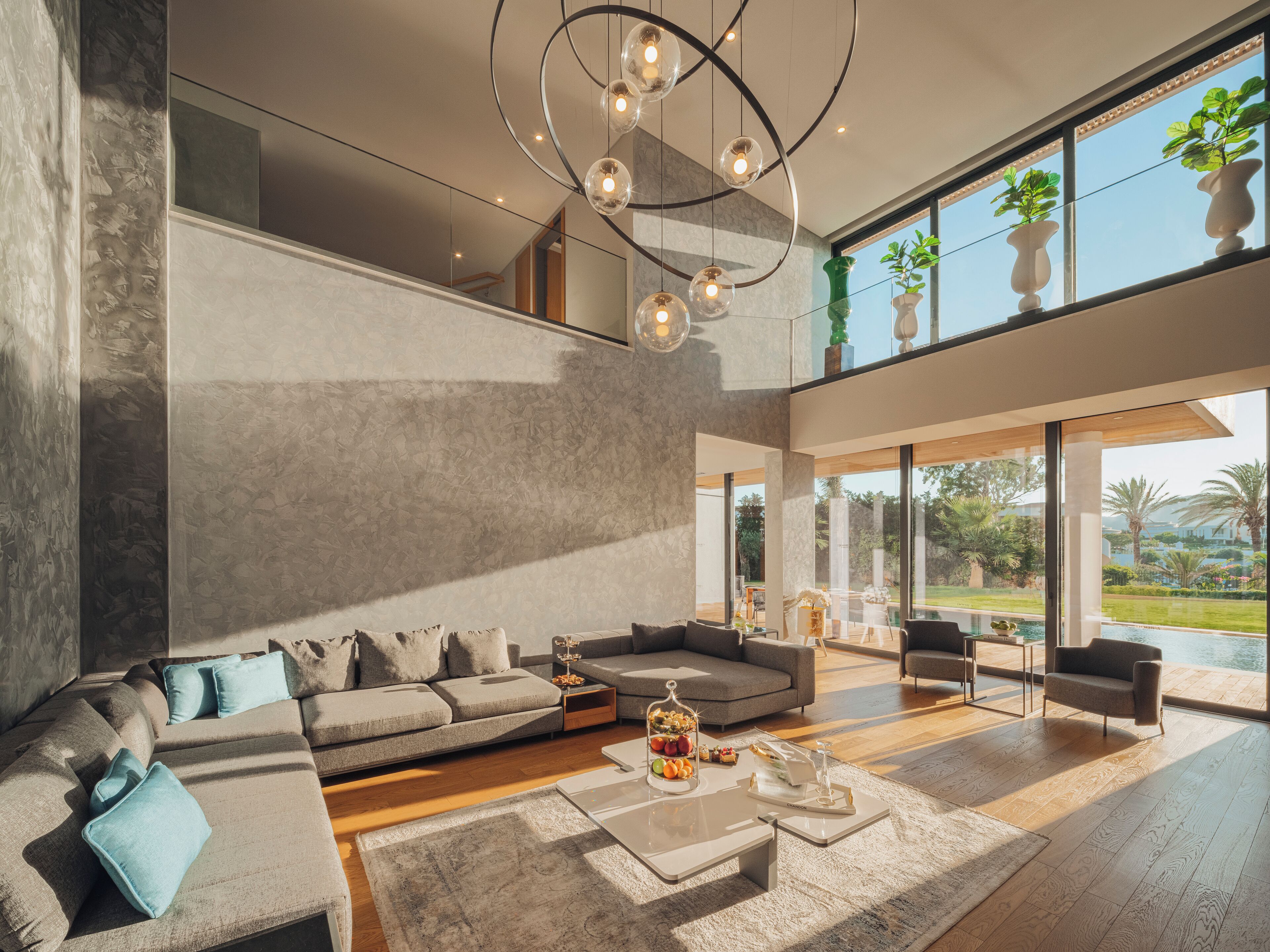 프리미엄 빌라 | 거실 공간 | 케이블 채널 시청이 가능한 43인치 스마트 TV, TV, 장난감