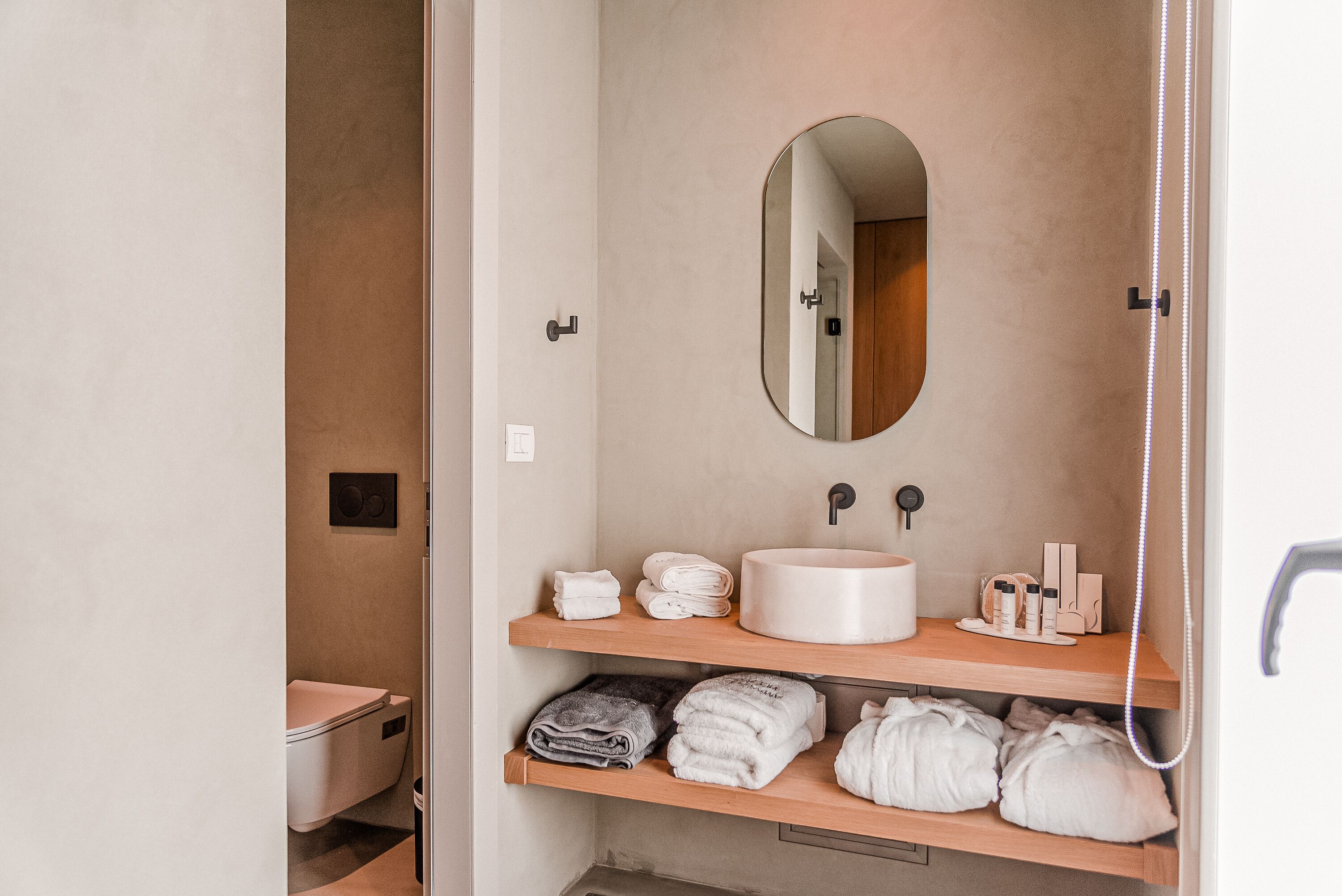 Suite, 2 chambres, piscine privée | Salle de bain | Douche, articles de toilette gratuits, sèche-cheveux, peignoirs