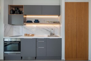Kühlschrank, Ofen, Herdplatte, Wasserkocher mit Kaffee-/Teezubehör