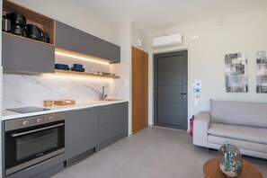 Kühlschrank, Ofen, Herdplatte, Wasserkocher mit Kaffee-/Teezubehör