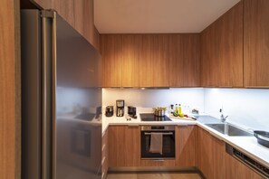 Fridge, oven, stovetop, dishwasher