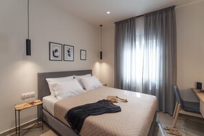 2 chambres, coffres-forts dans les chambres, fer et planche à repasser