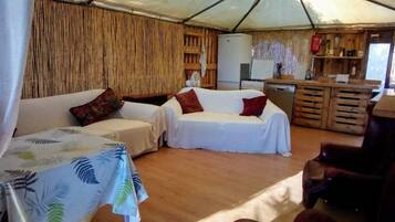 Een televisie en een open haard