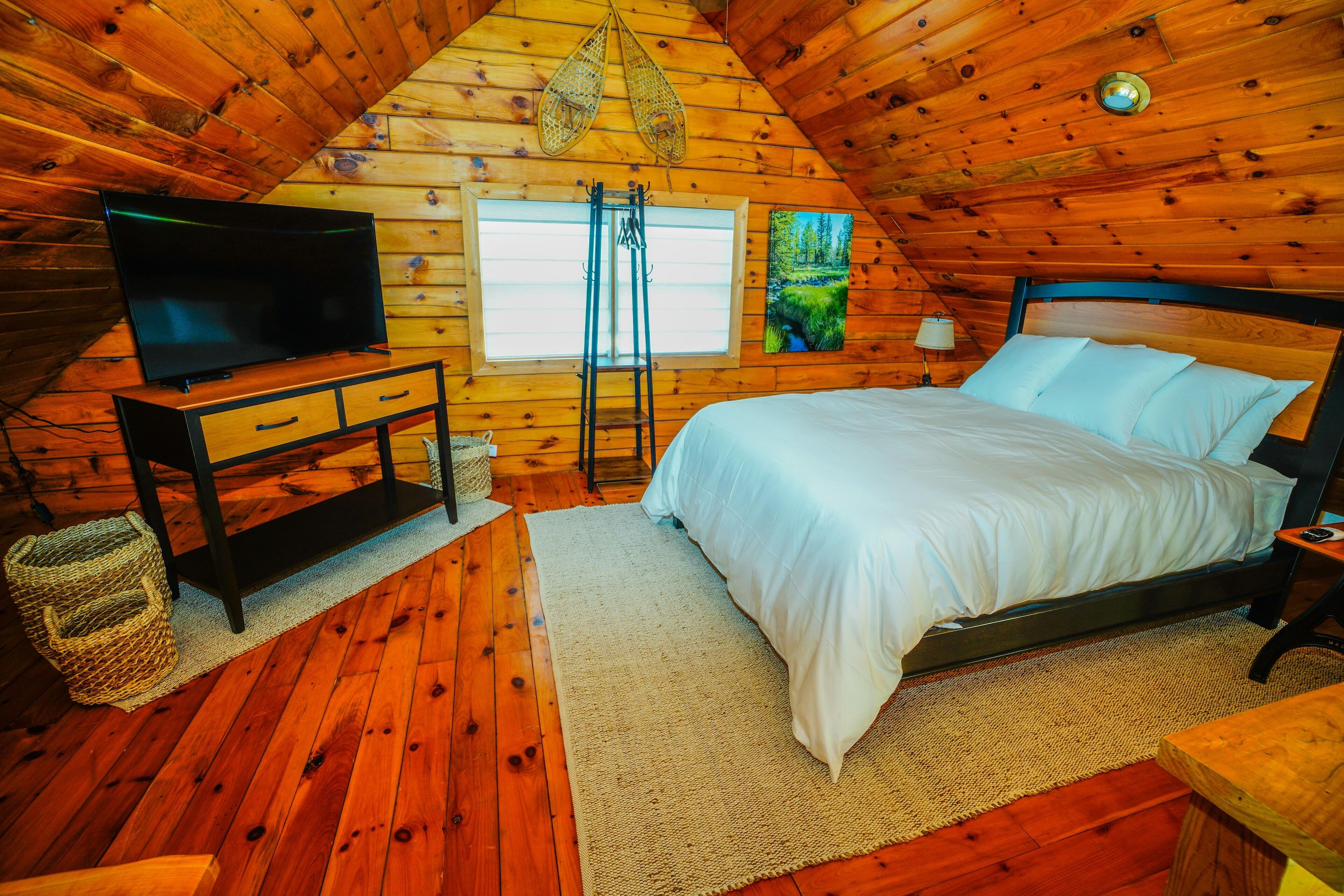 5 bedrooms, iron/ironing board, WiFi, bed sheets