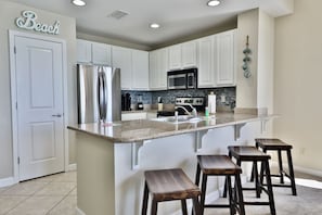 Geladeira, micro-ondas, cooktop, lava-louças