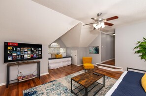 4 slaapkamers, een bureau, een strijkplank/strijkijzer, reisbedje