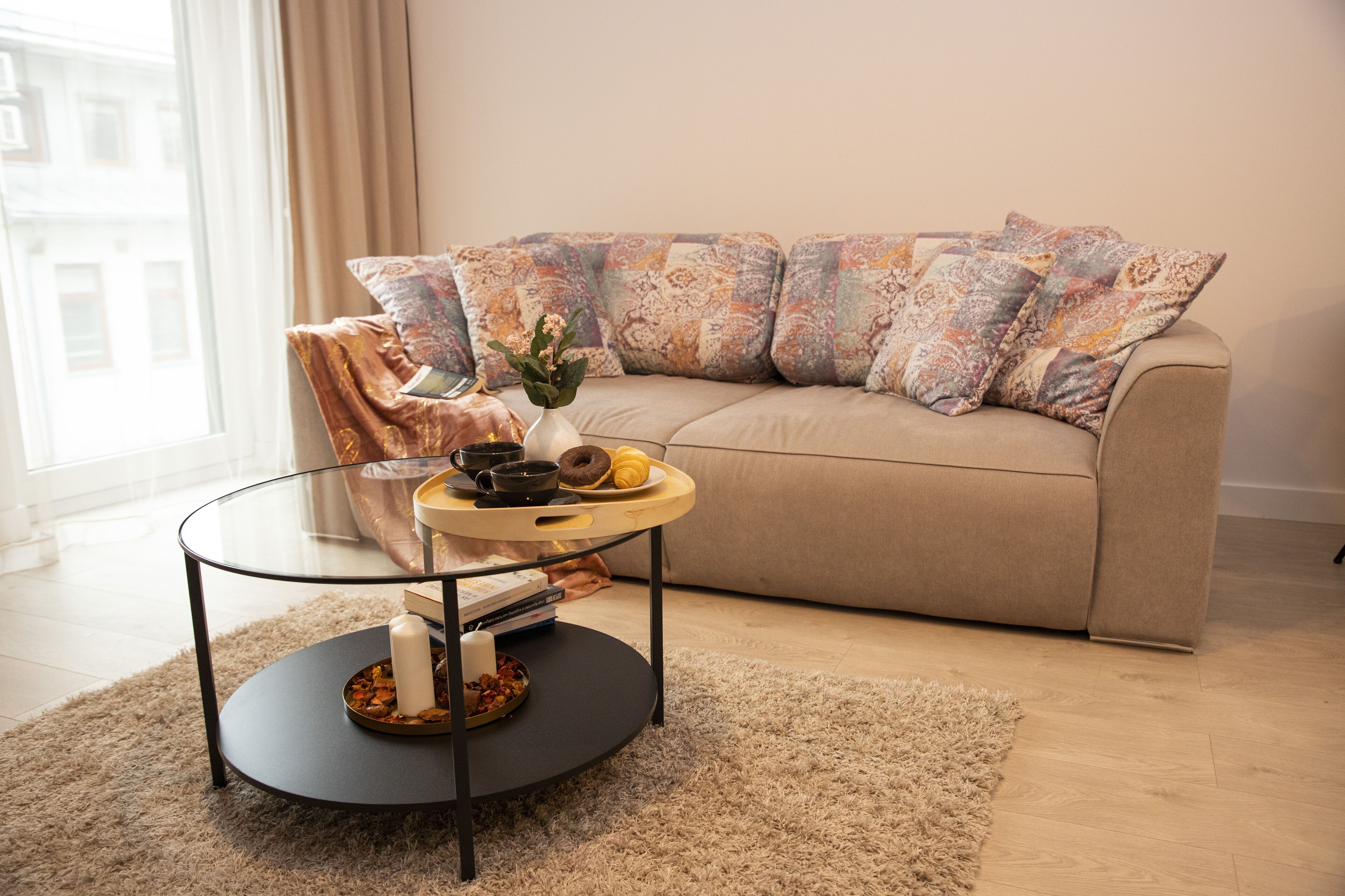 Apartamento de diseño | Sala de estar | Smart TV de 50 pulgadas con canales digitales, una televisión