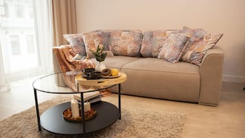Apartamento de diseño | Sala de estar | Smart TV de 50 pulgadas con canales digitales, una televisión