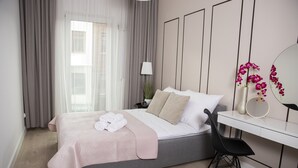 Un dormitorio moderno con una cama, un escritorio y una silla.