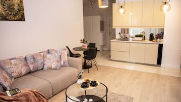 Apartamento de diseño | Sala de estar | Smart TV de 50 pulgadas con canales digitales, una televisión