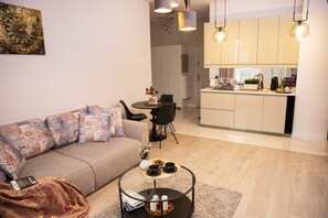 Design Apartment | Living room | 50-inch Smart TV with digital channels, TV - Easy Rent Nieruchomości - DESIRE (Lublin)