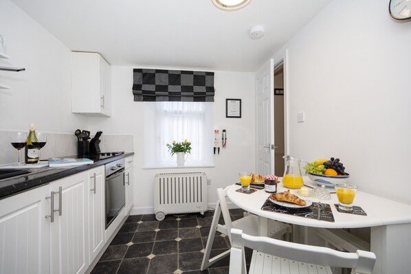 冷蔵庫、電子レンジ、オーブン、コンロ