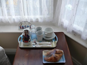 Double Room | Soundproofing, free WiFi, bed sheets - Bow Street Runner (Hove)