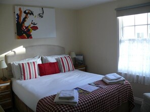 Soundproofing, free WiFi, bed sheets - Bow Street Runner (Hove)