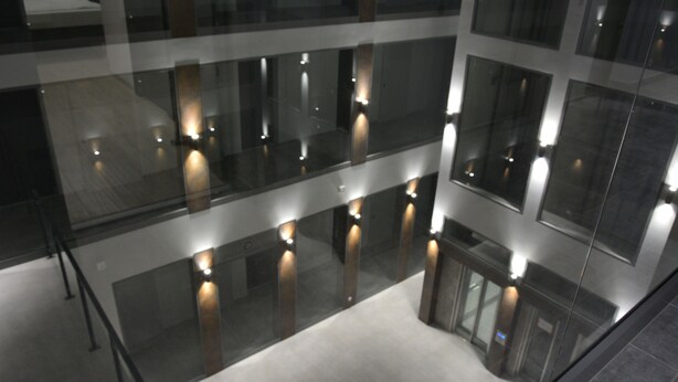 A multi-level interior with glass railings and lighting fixtures. - Easy Rent Nieruchomości - SMART 316 (Lublin)