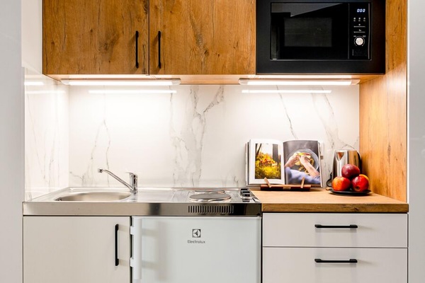 Estudio de diseñador | Cocina privada | Parrilla de estufa, tetera eléctrica y utensilios de cocina