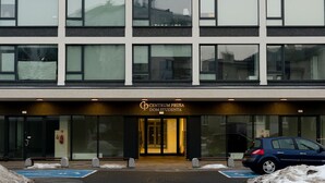 A modern building with a sign reading "CENTRUM PRUSA DOM STUDENTA". - Easy Rent Nieruchomości - SMART 316 (Lublin)
