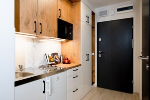 Placa de cocina, tetera/pava eléctrica, utensilios de cocina