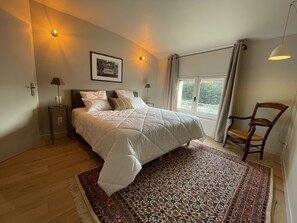 4 dormitorios, tabla de planchar con plancha, cuna de viaje