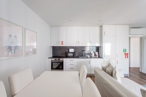 Fridge, microwave, oven, stovetop - Savory Grey Apartment, Wifi, AC !new! (Lisboa)