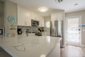 Coffee/tea maker, toaster