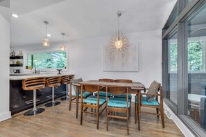 Dining - ♥ Mission Ridge Midcentury - Family Friendly - Valley Views -  High Speed Wifi (Rossville)