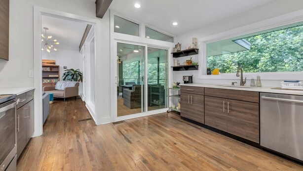 A modern kitchen with wooden flooring, a built-in oven, and a large window overlooking a garden. - ♥ Mission Ridge Midcentury - Family Friendly - Valley Views -  High Speed Wifi (Rossville)