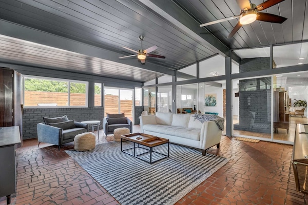 Een smart-tv, een open haard, videogames en boeken