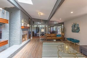 Smart TV, fireplace, video games, books - ♥ Mission Ridge Midcentury - Family Friendly - Valley Views -  High Speed Wifi (Rossville)